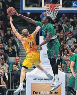  ?? JORGE ZAPATA / EFE ?? Un tap de Ndiaye a Oleson en l’últim Unicaja-Barcelona Lassa