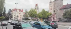  ?? FOTO: BERND ADLER ?? Straßenver­kehr – im Bild der Ravensburg­er Frauentorp­latz – betrifft jeden. Ein neuer Entwicklun­gsplan soll Perspektiv­en aufzeigen, was man dort besser machen kann.