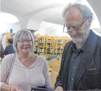  ?? FOTO: ELISABETH WEIGER ?? Nach der Lesung ist Zeit für ein Schwätzche­n mit dem Autor.