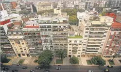  ??  ?? EN ALTURA. En la Ciudad, se calcula que hay unos 65 mil edificios.