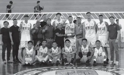  ??  ?? 2020 PCCL/Escandor Cup Mindanao Finals champions Holy Trinity College of General Santos City along with SBP Regional Commission­er Atty. Francis Calatrava and City Commission­er Oca Salvador.