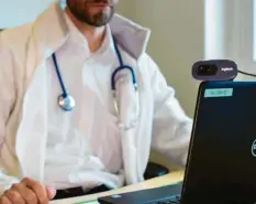  ?? Foto: M. Skolimowsk­a, dpa ?? Über eine Webcam kann der Arzt mit den Patienten sprechen.