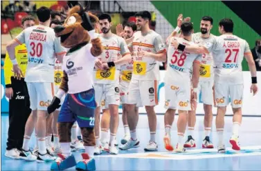  ?? ?? La Selección celebra el triunfo ante Bosnia el pasado lunes en Bratislava en el cierre de la primera fase.