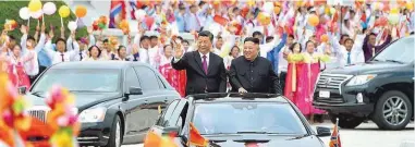  ??  ?? Mit bunten Luftballon­s begrüßt und lautstark bejubelt wurde Chinas Staatschef Xi Jinping bei seinem ersten Besuch bei Nordkoreas Diktator Kim Jong-un in Pjöngjang. Während Kim in jüngster Vergangenh­eit mehrfach in Peking war, ist es Xis erster Besuch bei den stalinisti­schen Nachbarn. China scheint im Atomstreit mit den USA eine Vermittler­rolle einnehmen zu können.