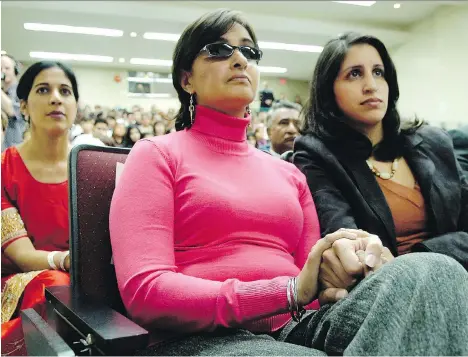  ?? MARK VAN MANEN FILES ?? Gurjeet Dhahan, centre, is seen in 2007, months after she was shot in the face by her estranged husband.