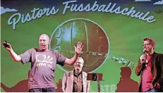  ?? FOTO: MISERIUS ?? Sven Pistor (l.), Burkhard Hupe (r.) und Armin Lehmann als humorige Lehrkräfte in „Pistors Fußballsch­ule“im Scala-Club.