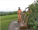  ?? ?? An der Quohrener Kipse sah Bernd May ebenso Handlungsb­edarf. Von seinem Kunstwerk aus schweift fortan der Blick in die Ferne. Foto r.: Mit Bewunderun­g schaut dieser Pedalritte­r auf eines der Werke von Bernd May.