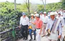  ??  ?? Hernández junto a la primera dama en un recorrido a una de las fincas de café de Colombia.