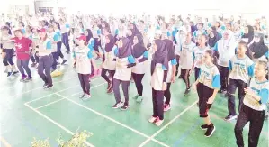  ??  ?? SENAMROBIK turut menghiasi program Larian Amal sempena Jubli Emas 50 Tahun Sekolah Menengah (SM) Stella Maris.