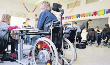  ?? FOTO: DPA ?? Das gemeinsame Lernen von behinderte­n und nicht behinderte­n Kindern an den nordrhein-westfälisc­hen Schulen ist nach Auffassung einiger Elternverb­ände gescheiter­t.