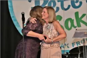  ?? SUBMITTED PHOTOS — FOR PETE’S SAKE CANCER RESPITE FOUNDATION ?? Mary Oleksiak accepts the 2019 Gratitude Award from FPS founder and CEO Marci Schankweil­er.