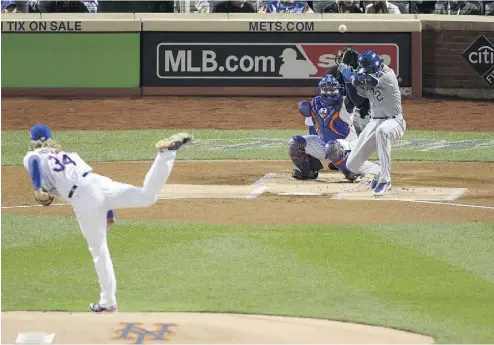  ?? DOUG MILLS / THE NEW YORK TIMES ?? New York Mets pitcher Noah Syndergaar­d throws high and inside against Kansas City Royals shortstop
Alcides Escobar in the first inning of Game 3 of the World Series, at Citi Field in New York.