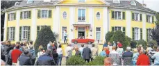  ?? FOTO: MICHAEL NIGGEMEIER ?? Die Oldtimer locken viele Zuschauer an die Junghans-Villa im Warenbacht­al.