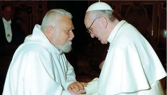  ??  ?? Insieme
Il fondatore della comunità monastica di Bose, fratello Enzo Bianchi, 77 anni, con papa Francesco in una recente immagine. È stato proprio il Santo Padre a volere Bianchi nella carica di Consultore del Pontificio Consiglio per la promozione dell’unità dei cristiani. L’11 novembre 2018, papa Francesco ha inviato una lettera a Enzo Bianchi, non più priore ma nella sua veste di fondatore, definendo la comunità monastica «una feconda presenza nella Chiesa e nella società»