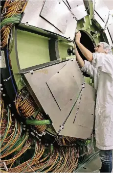  ?? FOTO: DPA ?? Ein Techniker montiert den Tracker des Magnetkern­s im Kernforsch­ungszentru­m Cern in der Nähe von Genf.
