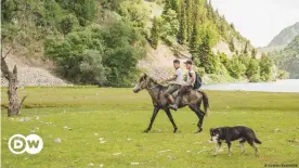  ?? ?? Un grupo de adolescent­es monta un caballo joven durante la trashumanc­ia de su familia a los pastos altos por encima de su pueblo, en la región de Jalalabad de Kirguistán.