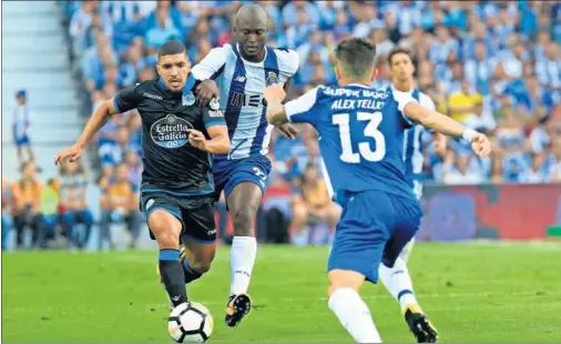  ??  ?? SUPERADOS. El Depor estuvo muy incómodo ante el Oporto y apenas creó ocasiones de peligro.