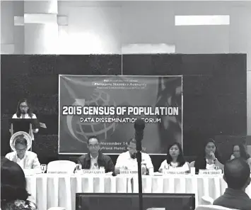  ?? MITCHELLE L. PALAUBSANO­N ?? Officials of the Philippine Statistics Authority present the results of their 2015 census of population to the media.