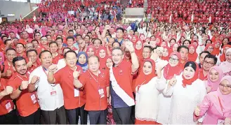  ??  ?? Hishammudd­in (tanga) songowian momuruan tinan UMNO Tenom kalapas pinotimpuu­n do Pitimbunga­kan Lalansanon Tinan Koonduan, Komulakan om Puteri UMNO Zon 4 id Dewan Sri Antanom koniab.