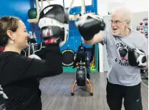  ?? ERROL McGIHON ?? Doug Merriam, 72, participat­es in a class at Boxing 4 Health with owner Christine Seaby earlier this week. Merriam has Parkinson’s disease and finds his workouts have a profound positive effect on his health. Seaby’s gym has more than 60 Parkinson’s...