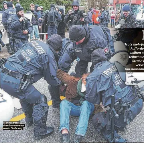  ?? ?? Polizisten tragen einen Demonstran­ten von der Straße weg.