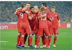  ?? FOTO:STAVRAKIS/AP/DPA ?? Bayrische Glückselig­keit: Robert Lewandowsk­i (links) lässt sich von seinen Teamkolleg­en für sein Tor zum 2:0 beglückwün­schen.