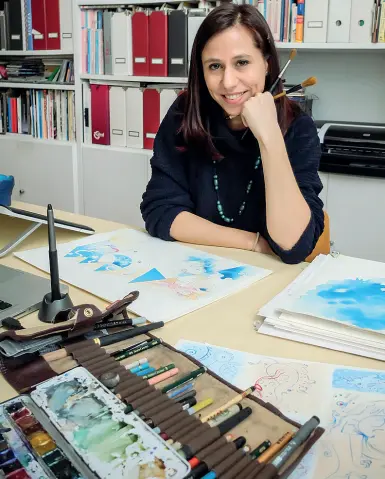  ?? (foto Corner) ?? Al tavolo da disegno Chiara Sacchi, 41 anni, diploma al liceo artistico e laurea in storia dell’arte. Impiegata a Brera