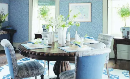  ?? DEBBIE TRAVIS ?? An inviting Georgian dining room shows nature’s blue and white colour schemes and patterns reminiscen­t of sky and sea.