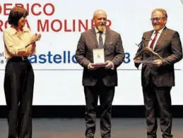  ?? ?? Morant y Martí entregaron la distinción al hijo del premiado, Víctor García.