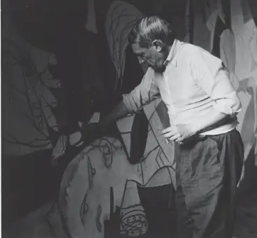  ??  ?? TRAZOS DE CRUELDAD. La instantáne­a captura a Pablo Picasso pintando el Guernica, el mítico cuadro de denuncia inspirado por el bombardeo que sufrió esta localidad vasca por parte de la aviación alemana el 26 de abril de 1937.