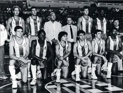  ?? NOINFORMAD­O ?? Presentaci­ón de la plantilla blanquiazu­l de la temporada 1984-85 sobre el parquet del Palau d’Esports