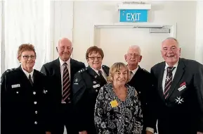  ??  ?? Barbara Lock, John Bain, Roslyn Smith, Diane Smith, Cam Sutherland, and Richard Blundell.