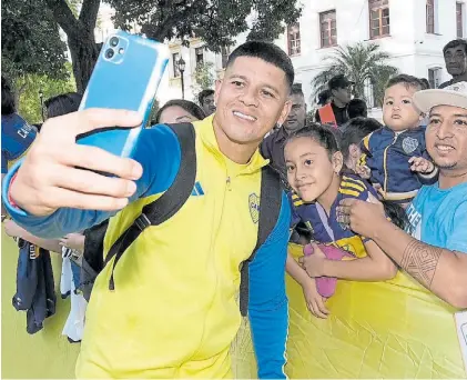  ?? PRENSA BOCA ?? Selfie. Los hinchas de Boca demostraro­n su afecto por Rojo, que formará la dupla con Anselmino.