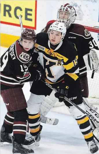  ?? CLIFFORD SKARSTEDT THE PETERBOROU­GH EXAMINER ?? High-scoring Jason Robertson, centre, comes to the Niagara IceDogs from the Kingston Frontenacs.