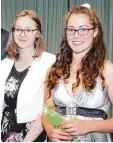  ??  ?? Nathalie Spindler aus der Klasse M10 a und Carina Refle (M10b) wurden als Schulbeste ausgezeich­net.