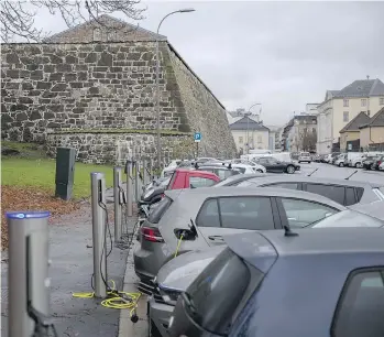  ?? FREDRIK BJERKNES/BLOOMBERG ?? Electric vehicles sit parked at charging stations in Oslo. Automakers and government­s hope to follow the example of Norway in boosting the use of electric cars. Norway has publicly funded charging and generous incentives for electric car buyers. The...