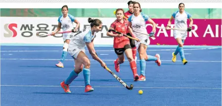  ?? PTI ?? Out of sight: The relative inconspicu­ousness of the hockey ball defines the central issue for broadcaste­rs.