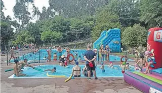  ?? ?? A piscina municipal estival de Agra de Chans centra boa parte da actividade de ocio promovida polo Concello.