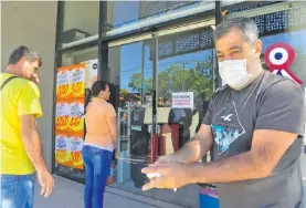  ??  ?? En prácticame­nte todos los supermerca­dos es obligatori­o el lavado de manos antes de ingresar al local. Son sitios que registra alto flujo de personas.