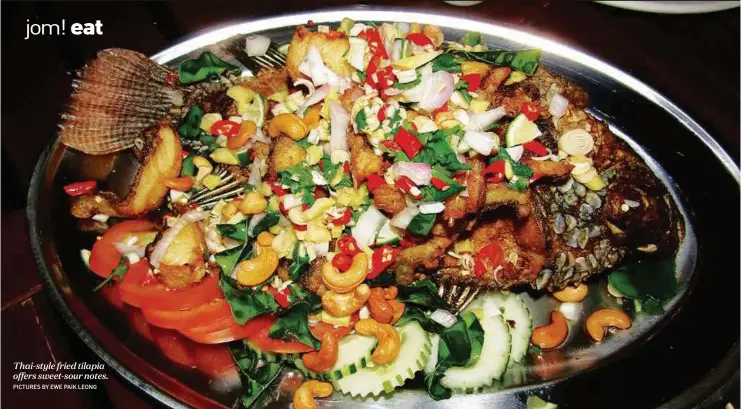  ?? PICTURES BY EWE PAIK LEONG ?? Thai-style fried tilapia offers sweet-sour notes.