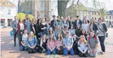  ?? FOTO: AHLEN ?? Schüler und Lehrer aus dem englischen Glinton waren für eine Woche zu Gast in Waldniel – hier vor der Eiche auf dem Marktplatz.