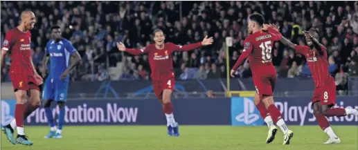  ??  ?? Oxlade-Chamberlai­n celebra uno de sus goles con Mané, Fabinho y Van Dijk en la victoria de ayer en Bélgica ante el Genk.