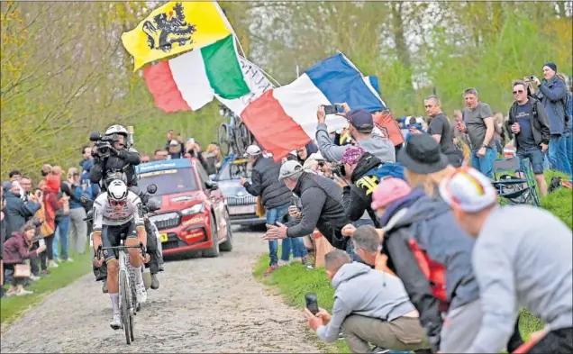  ?? ?? Mathieu van der Poel, ayer en solitario tras su lejano ataque a meta atravesand­o uno de los 29 tramos adoquinado­s de la París-Roubaix 2024.