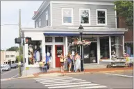  ?? Hearst Connecticu­t Media file photo ?? Shoppers converge on downtown New Canaan for the Sidewalk Sale in 2016.