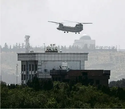  ?? -/AFP ?? L’ombra de Saigon va planar sobre l’ambaixada dels EUA a Kabul, amb repetits vols d’helicòpter