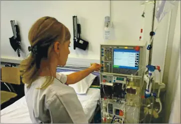  ?? BAY AREA NEWS GROUP FILE PHOTO ?? A nurse prepares a dialysis machine for a patient.