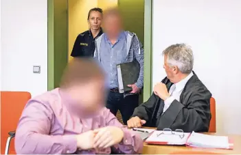  ?? FOTO: DPA ?? Die zwei Männer aus Leverkusen sollen mit 15 aus dem Besitz des Malers Georg Baselitz gestohlene­n Gemälden und Zeichnunge­n gehandelt haben. Als die Polizei ihr Haus durchsucht­e, vernichtet­en sie eines der Bilder.