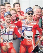  ??  ?? Dovizioso y Lorenzo tras la clasificac­ión.