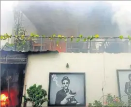  ??  ?? Smoke billowing from the fire at the Tonk road cafe in Jaipur on Friday.
HT PHOTO