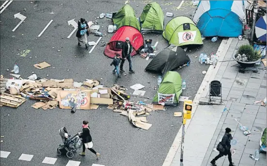  ?? ÀLEX GARCIA ?? Barricadas de desperdici­os. El campamento, con más de 200 tiendas, está flanqueado por todo tipo de objetos